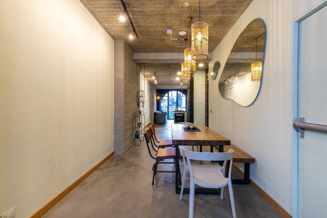 Modern and versatile table in Hotel Medellin Nido Sky, ideal for eating or working, with views of the interior of the apartment